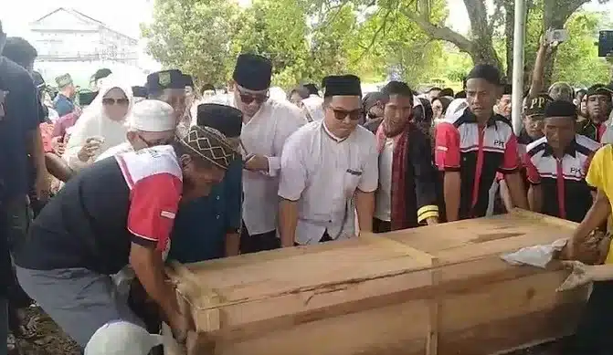 Foto Jenazah Burhanuddin A Rasyid dimakamkan di TPU Pemakaman Muslim, Bengkok, Kecamatan Tebas