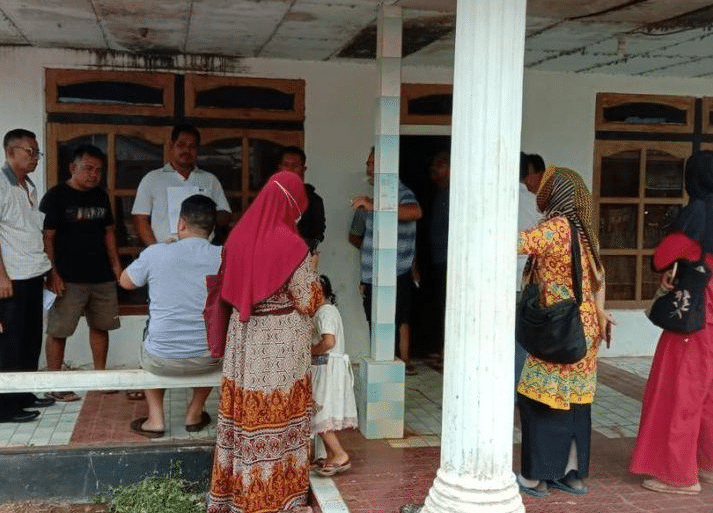 Photo Kantor Koperasi SUB Desa Mekar Utama Ramai Dikunjungi Massa, Diduga Terlibat Kasus Penggelapan Dana SHK